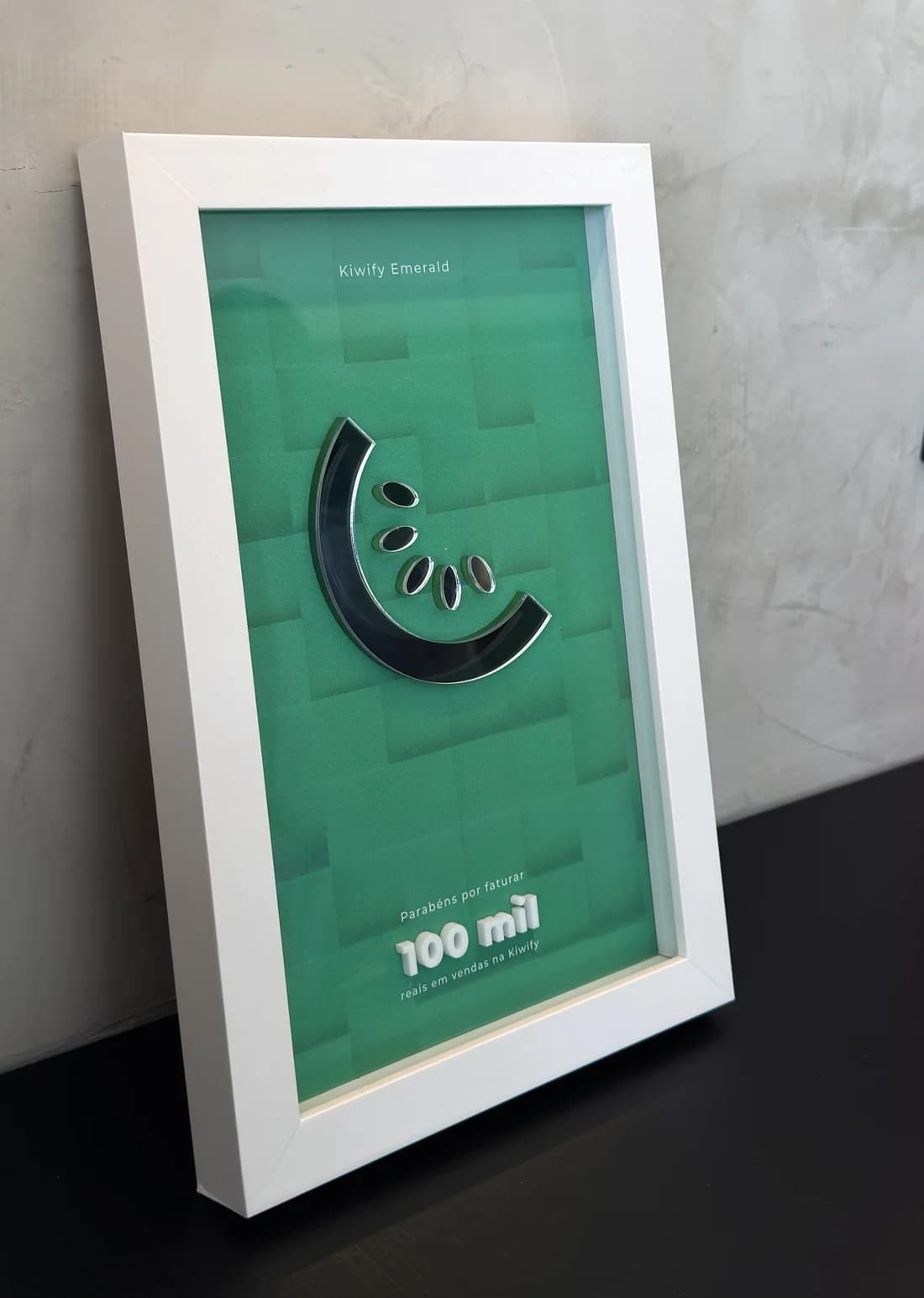 Placa Kiwify Emerald entregue à consultoria pelos 100 mil reais em vendas